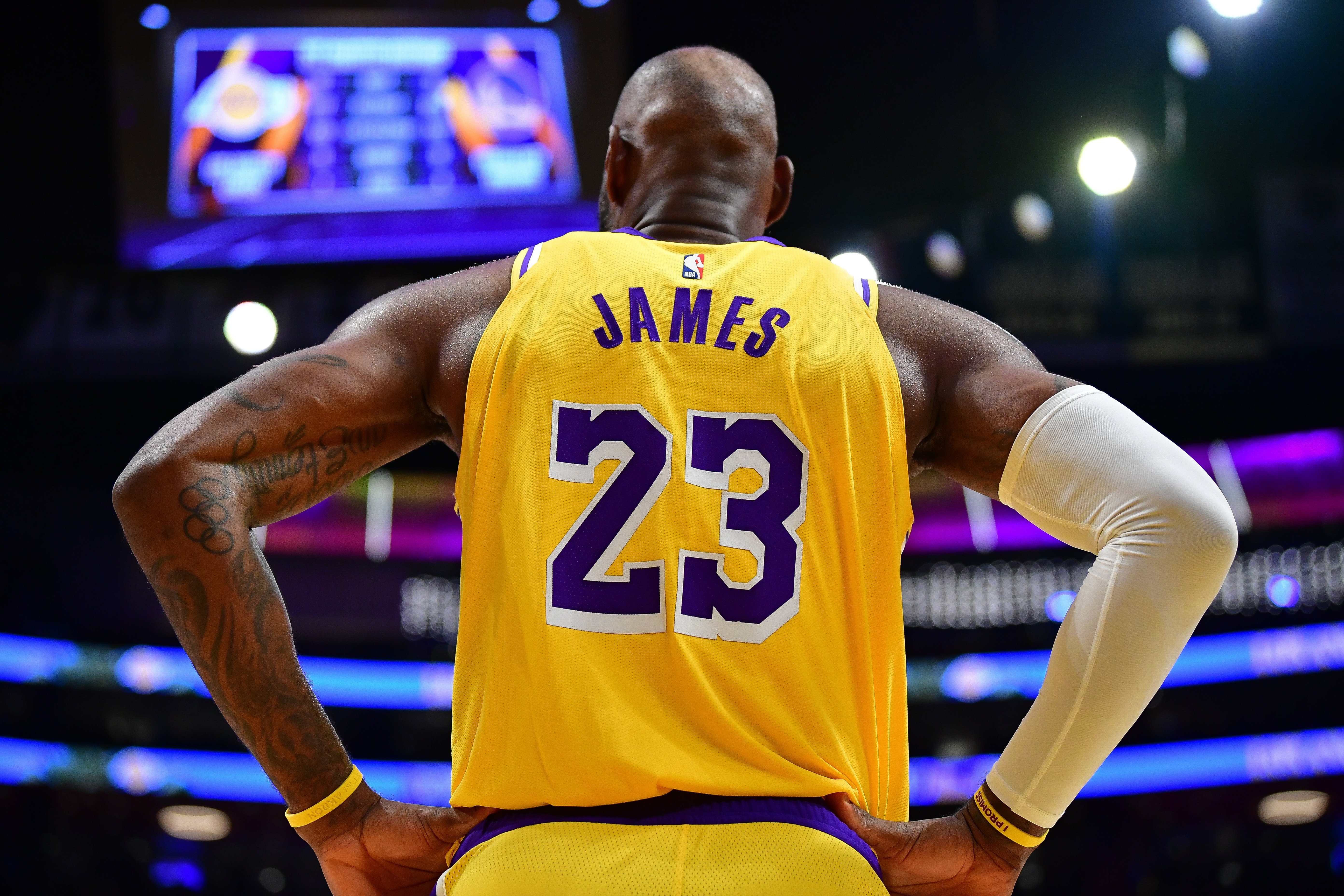 湖人休賽期唯一補(bǔ)強(qiáng)窗口 里夫斯合同成關(guān)鍵杠桿 詹姆斯940萬或離隊(duì)