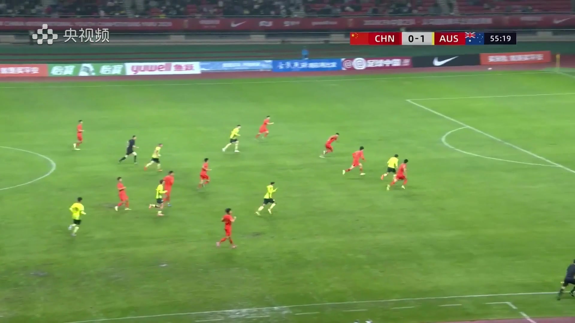 直塞打穿防線！對手單刀破門，U19國足0-2落后