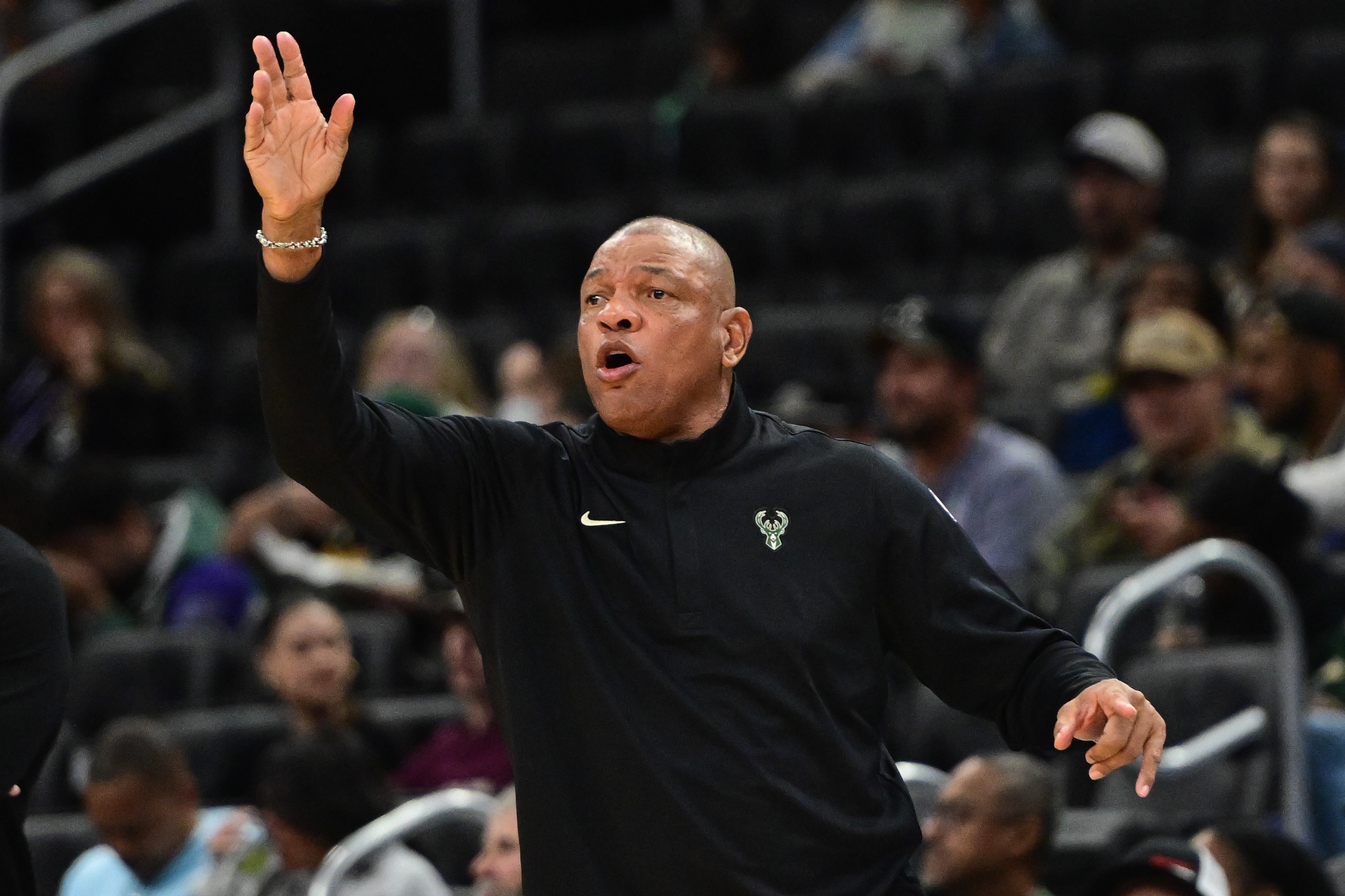 雄鹿第三節(jié)三分雨難掩兩分冰點 單節(jié)外線15中10仍落后火箭