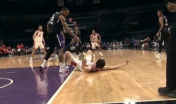 楊瀚森自曝沖突細(xì)節(jié) 垃圾話誘騙對(duì)手技犯