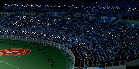 鐵人主場(chǎng)戰(zhàn)英博 客隊(duì)看臺(tái)閃光燈拼出大連字樣