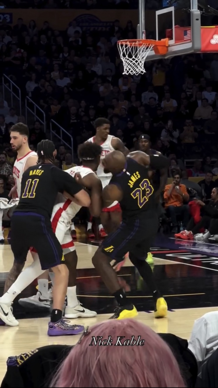 詹姆斯遭泰特夾臂后弧頂干拔三分命中