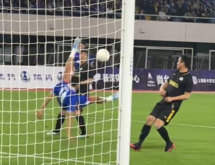 莫雷諾倒掛金鉤建功 東方榮耀1-0壓制傳奇明星