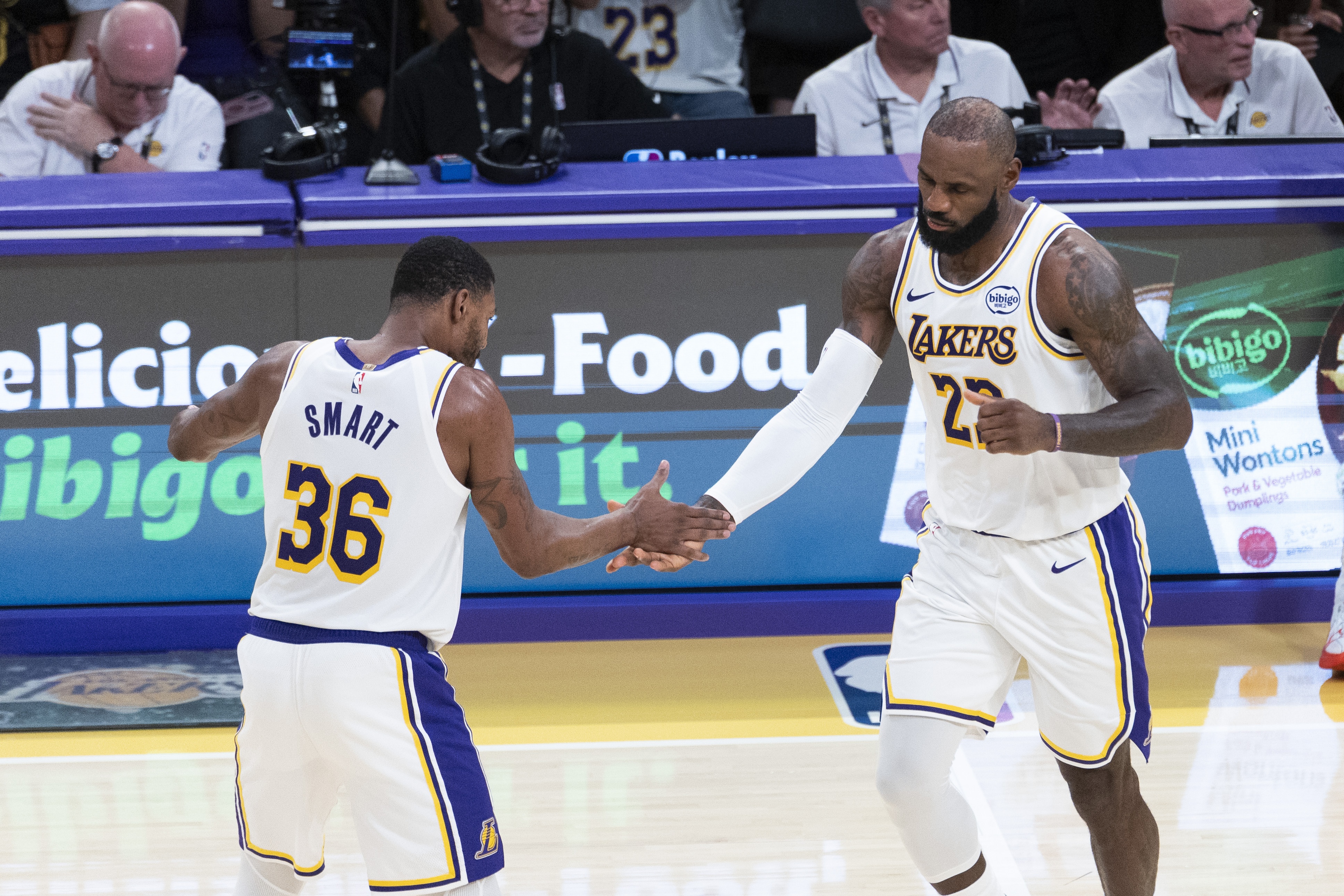 詹姆斯斯瑪特合砍50分，雷迪克贊球隊經(jīng)受加時考驗