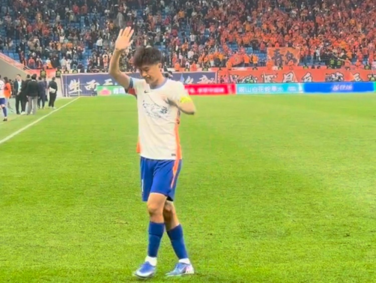 泰山1-4慘敗青島 劉洋賽后獨自向球迷致歉