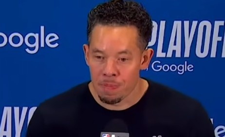 福克斯33分10助攻主宰第三節(jié)，馬刺下半場逆轉(zhuǎn)開拓者奪賽點