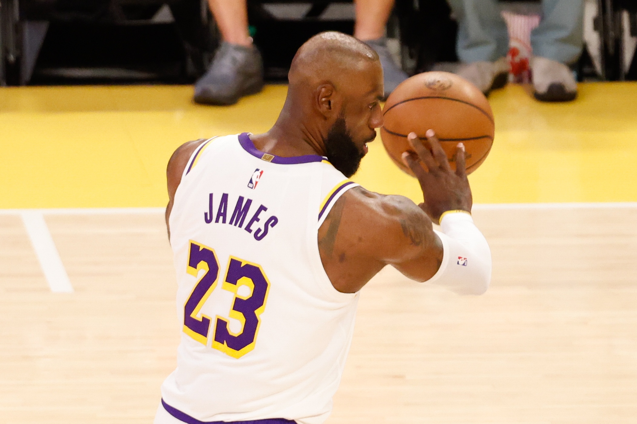 蘇群：41歲詹姆斯9中2非戰(zhàn)之罪，湖人G4心理回調(diào)屬正常