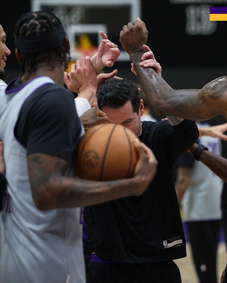 詹姆斯、里夫斯領(lǐng)銜湖人賽前合練 紫金軍團(tuán)3-1手握賽點(diǎn)