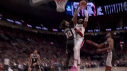 [羅威騎扣] 全場(chǎng)沸騰！羅威空切縱身躍起雙手騎扣尚帕尼！