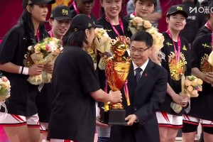 [四川女籃捧杯]四年三冠！賽后頒獎(jiǎng)儀式，四川女籃全隊(duì)捧起總冠軍獎(jiǎng)杯！