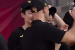 [四川女籃自拍]真的開心！頒獎(jiǎng)儀式之前，王思雨帶領(lǐng)四川女籃姑娘們自拍！