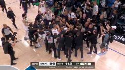 [麥丹約基奇沖突]大規(guī)模沖突??麥丹上籃激怒約基奇！后者沖鋒怒推引雙方對(duì)峙