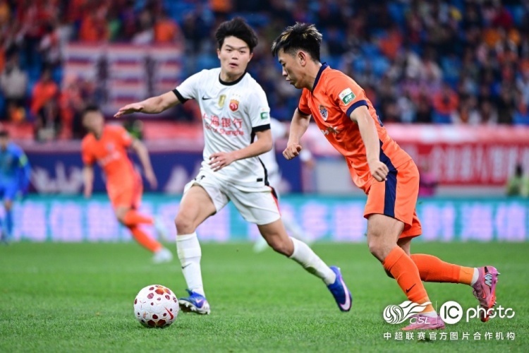 青島海牛3-1上海海港：吾米提江染紅致十人作戰(zhàn)，劉祝潤中柱難挽敗局