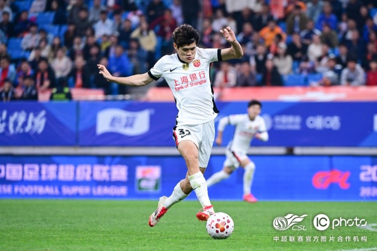 青島海牛3-1上海海港：吾米提江染紅致十人作戰(zhàn)，劉祝潤中柱難挽敗局