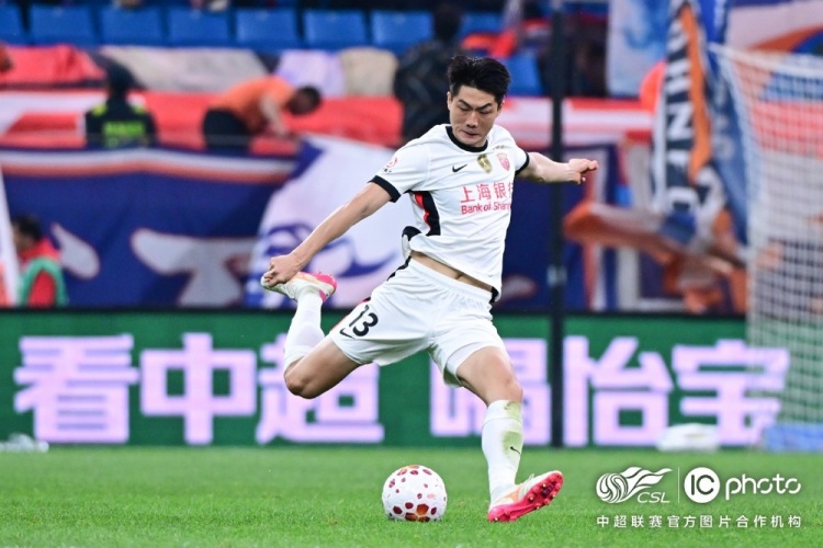 青島海牛3-1上海海港：吾米提江染紅致十人作戰(zhàn)，劉祝潤中柱難挽敗局