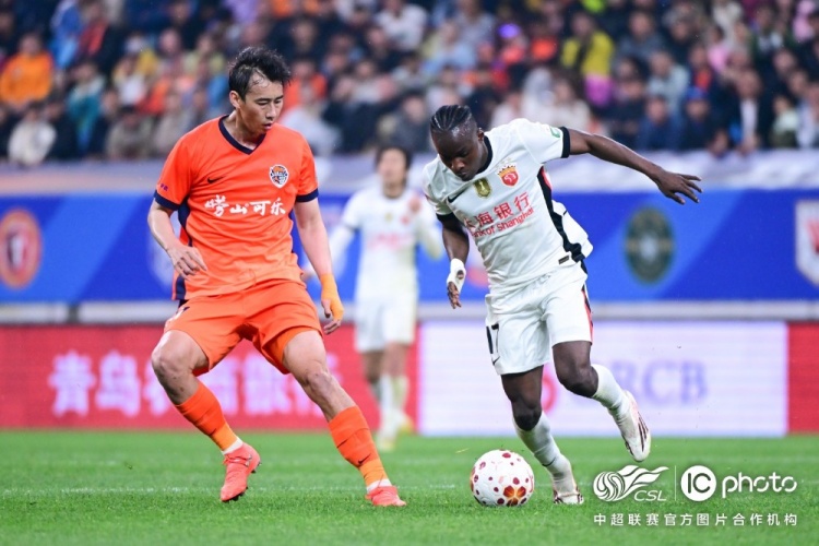 青島海牛3-1上海海港：吾米提江染紅致十人作戰(zhàn)，劉祝潤中柱難挽敗局