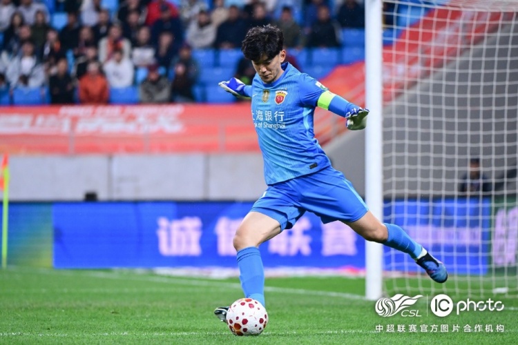 青島海牛3-1上海海港：吾米提江染紅致十人作戰(zhàn)，劉祝潤中柱難挽敗局