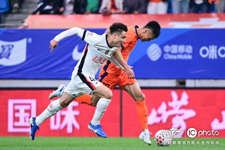 青島海牛3-1上海海港：吾米提江染紅致十人作戰(zhàn)，劉祝潤中柱難挽敗局