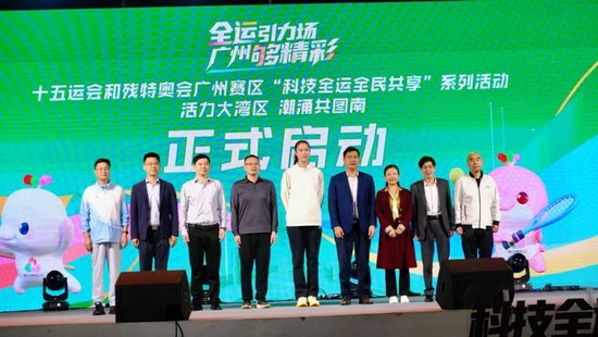 周穗安詳解微型智能足球場(chǎng)四維科技 孩子們從下午玩到晚上9點(diǎn)不愿走